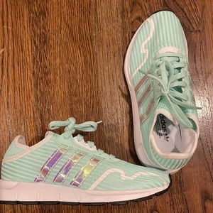 Girl’s Adidas Swift Run XJ Low Top Tennis Shoe (4 1/2)